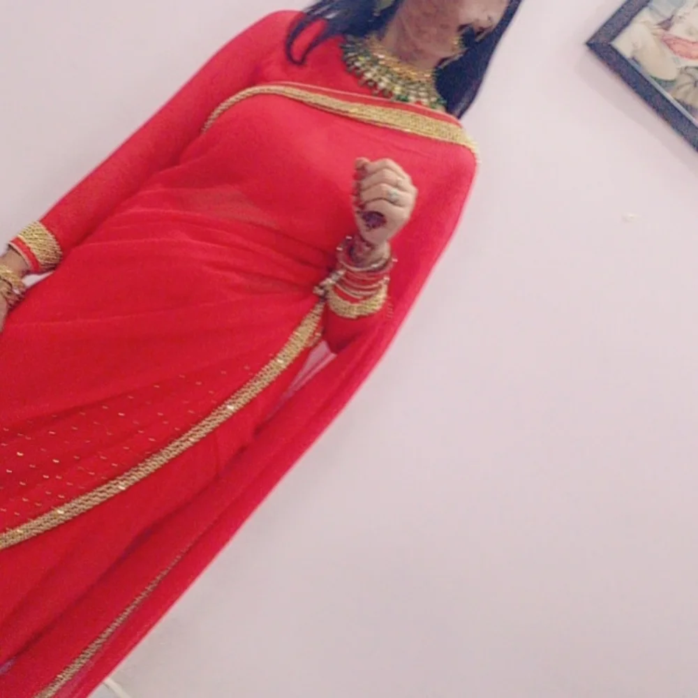 Red Beautiful Saree for Weddings Function Birthday Karwa and Diwali Party gowns - Picture 3 of 5
